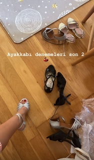 Pelin Akil feet photo thumbnail