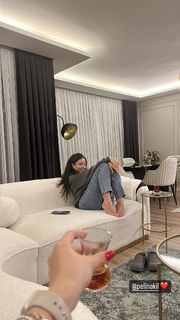 Pelin Akil feet photo thumbnail