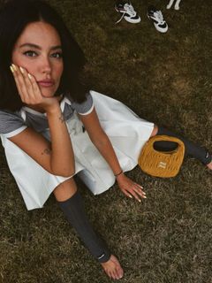 Pelin Akil feet photo thumbnail