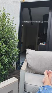 Pelin Akil feet photo thumbnail