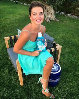 Pelin Karahan feet photo thumbnail