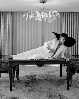 Pelin Karahan feet photo thumbnail