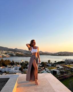 Pelin Karahan feet photo thumbnail
