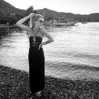 Pelin Karahan feet photo thumbnail