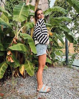 Pelin Karahan feet photo thumbnail