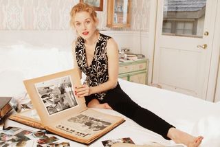 Penelope Ann Miller feet photo thumbnail