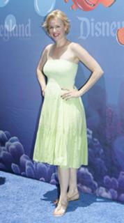 Penelope Ann Miller feet photo thumbnail