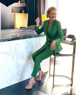 Penelope Ann Miller feet photo thumbnail