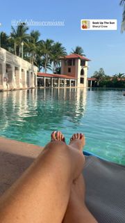 Penelope Ann Miller feet photo thumbnail