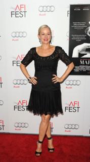Penelope Ann Miller feet photo thumbnail