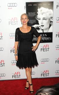 Penelope Ann Miller feet photo thumbnail