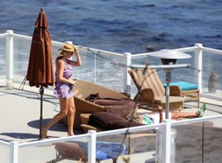 Penny Lancaster feet photo 3
