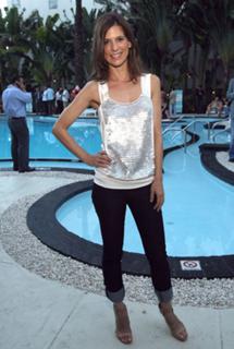 Perrey Reeves feet photo thumbnail