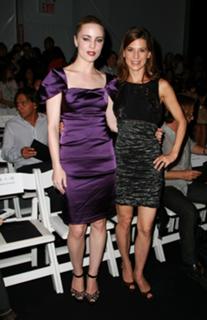 Perrey Reeves feet photo thumbnail