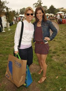 Perrey Reeves feet photo thumbnail