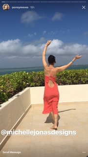 Perrey Reeves feet photo thumbnail