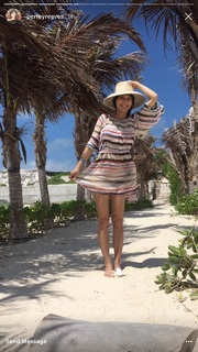 Perrey Reeves feet photo thumbnail