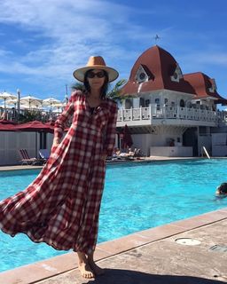 Perrey Reeves feet photo thumbnail