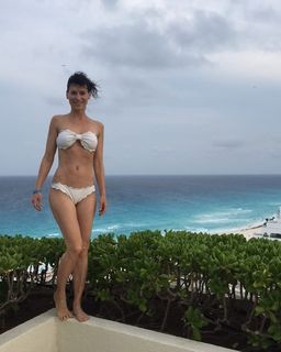Perrey Reeves feet photo thumbnail