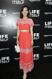 Perrey Reeves feet photo thumbnail