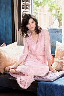 Perrey Reeves feet photo thumbnail