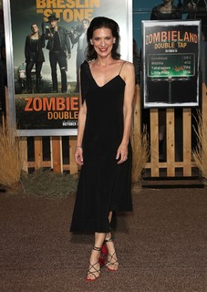 Perrey Reeves feet photo thumbnail