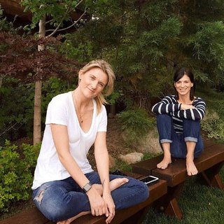 Perrey Reeves feet photo thumbnail