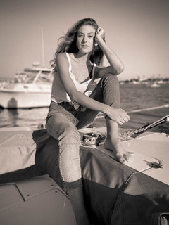 Perry Mattfeld feet photo thumbnail