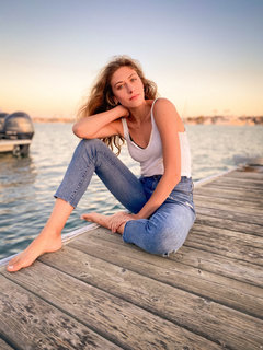 Perry Mattfeld feet photo thumbnail
