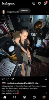 Persia White feet photo 1