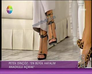 Petek Dinçöz feet photo 15