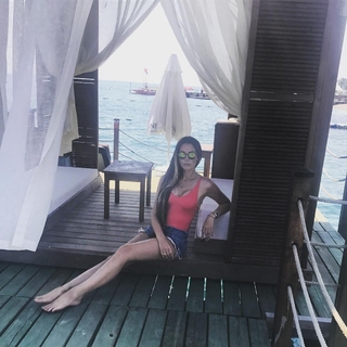 Petek Dinçöz feet photo 7