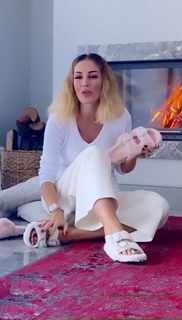 Petek Dinçöz feet photo 12