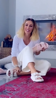 Petek Dinçöz feet photo 11