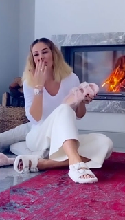 Petek Dinçöz feet photo 10