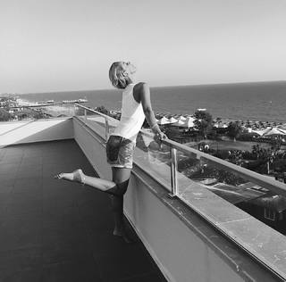 Petek Dinçöz feet photo 8