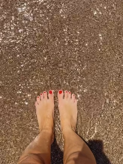 Petek Dinçöz feet photo 16