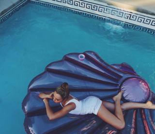 Peyton List feet photo thumbnail