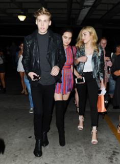 Peyton List feet photo thumbnail