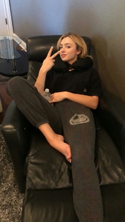 Peyton List feet photo thumbnail