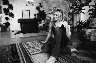 Peyton List feet photo thumbnail