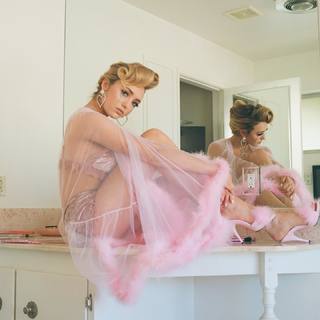 Peyton List feet photo thumbnail