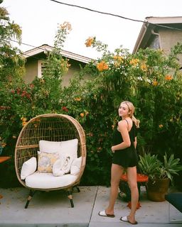Peyton List feet photo thumbnail
