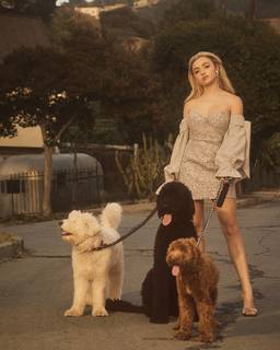 Peyton List feet photo thumbnail