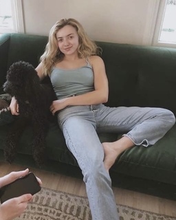 Peyton List feet photo thumbnail
