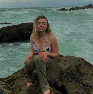 Peyton List feet photo thumbnail