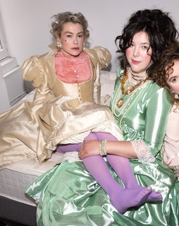 Phoebe Bridgers feet photo 9