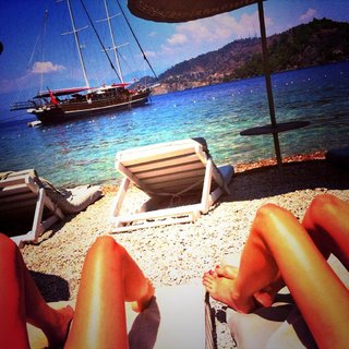 Phoebe Dynevor feet photo thumbnail