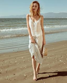 Phoebe Dynevor feet photo thumbnail