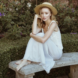 Phoebe Dynevor feet photo thumbnail